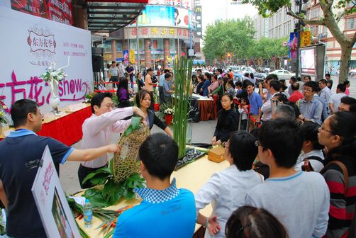 市协会与东方商厦（淮海店）联合举办广场花艺秀 图2.jpg
