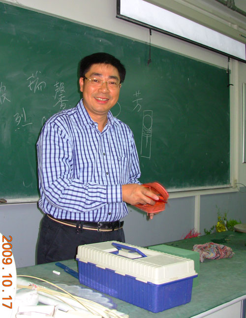 梁胜芳获2008－2009年度上海市突出贡献技师称号的殊荣 图1.jpg