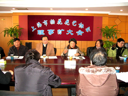 协会召开理事会，完成会长人事更替 图1.jpg