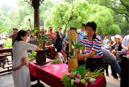 2014国际睡莲展暨第二届上海荷花展今日开幕 图1.jpg